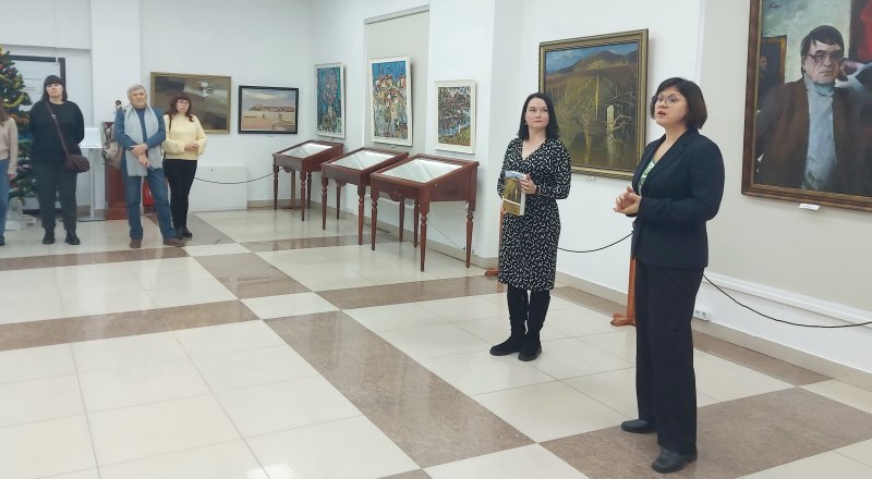 Александра Кугушева (слева) и Светлана Глазунова на вернисаже