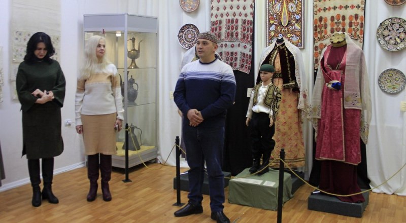 Эльдар Гусенов на вернисаже. Фото Ирины Гавриш.
