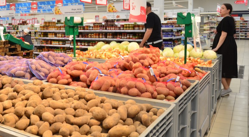 К удивлению потребителей дорожают не только привозные фрукты и овощи, но и сезонные.