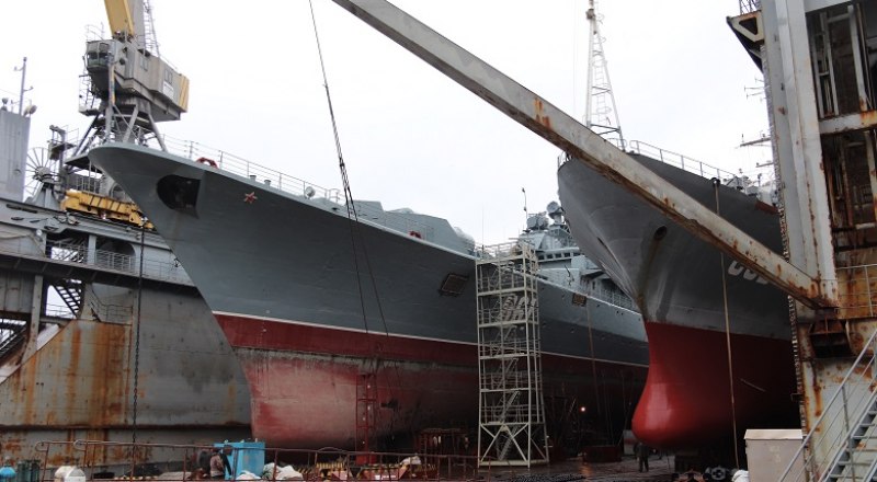 В плавдоке 13 СРЗ на ремонте сторожевой корабль (слева) проекта 1135 и разведывательный корабль «Приазовьев»
