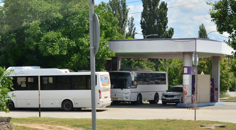 Несмотря на сложности с поставками топлива, автобусы продолжали курсировать по полуострову в обычном режиме.
