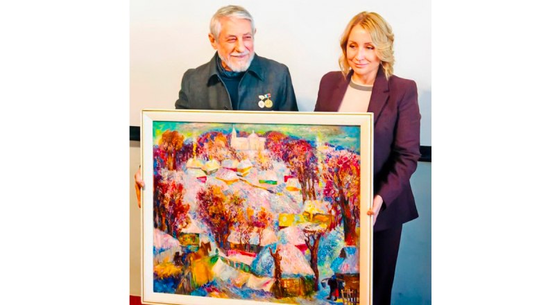 Александр Марьяхин передаёт картину Светлане Немирович. Фото Владимира Петрова.