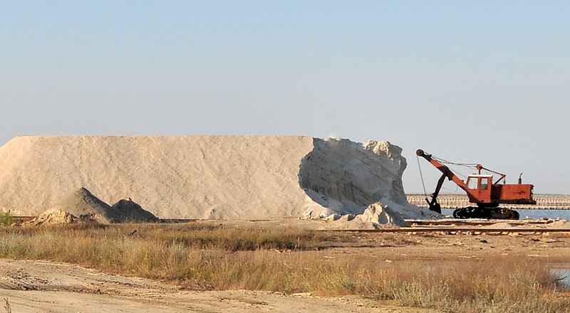 Производственный процесс добычи соли.