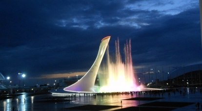 Чаша Олимпийского огня «танцует и поёт» каждый вечер.
