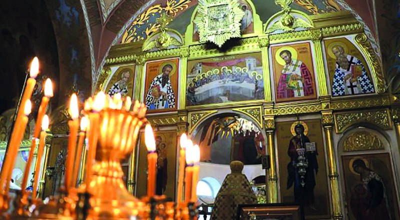 В монастыре регулярно проходит служба.