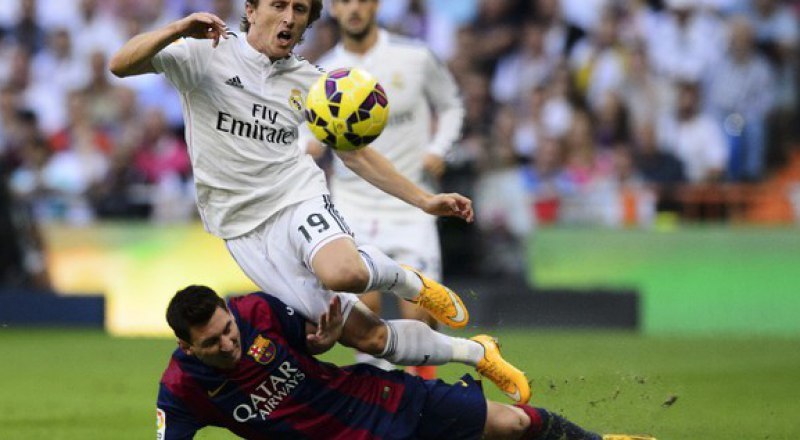 С мячом атакует ворота соперников «наш кандидат» на получение «Золотого мяча «Адидас» 32-летний полузащитник сборной Хорватии и мадридского «Реала» Лука Модрич.
