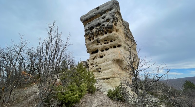 Курбан-Кая выглядит довольно загадочно.