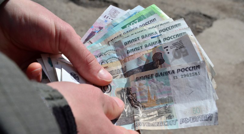 Пора всем переходить на рубли, нечего валюту использовать 