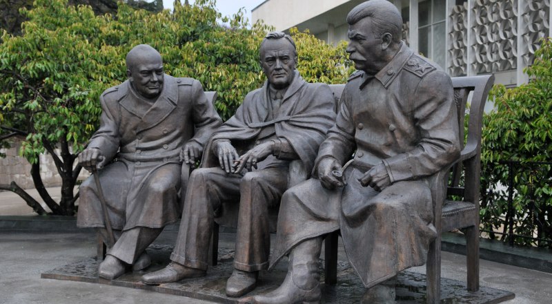 Памятник лидерам «Большой тройки» в Ливадии.