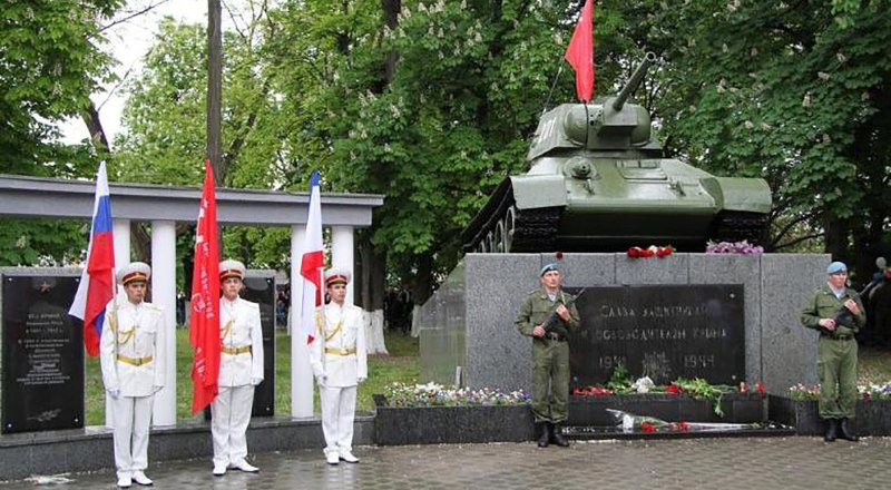 Один из танков-освободителей стал мемориалом.
