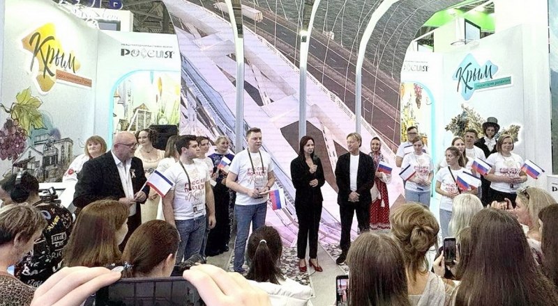 Татьяна Манежина и Дмитрий Харатьян на торжественном открытии крымской десятидневки.