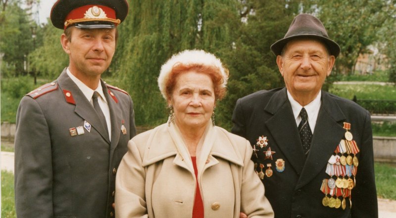 Олег Иванович, Евгения Александровна и Иван Петрович Свешниковы (слева направо), 9 мая 1995 года.