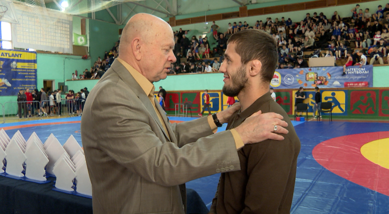 Связь поколений! Александр Пономарёв напутствует Эмина Сефершаева. Фото автора.