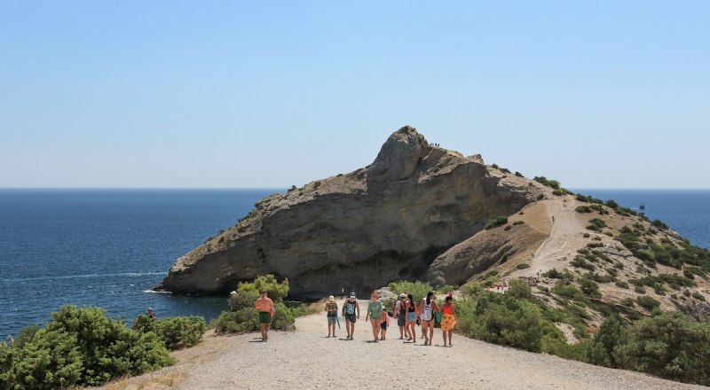 Отдыхающие на мысе Капчик. Фото Ирины УЛЬЕВОЙ / Туристический портал Крыма Travel Crimea.