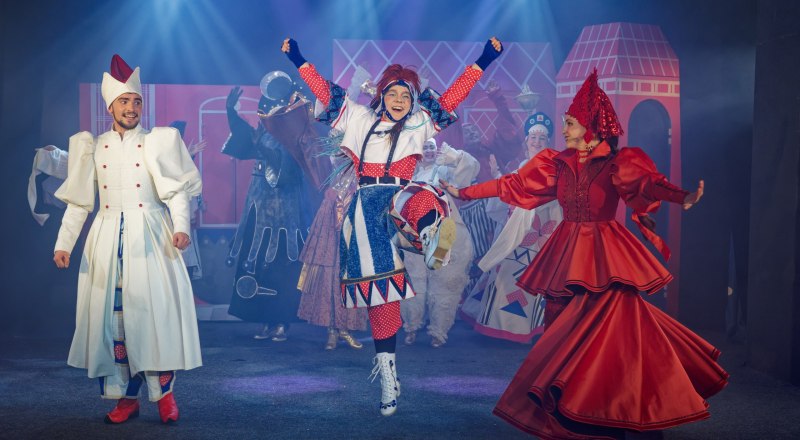 Сцена из спектакля «Конёк-Горбунок». Фото Алексея ЧУМАКОВА.