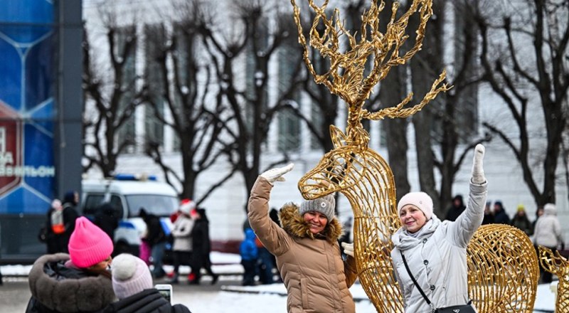 Многие россияне наслаждались прогулками по украшенным городам. Фото Пелагии ТИХОНОВОЙ/РИА Новости.