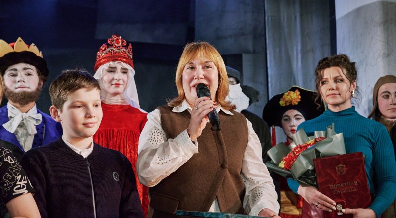 Ольга Бурова, Наталья Славина и юные артисты. Фото Алексея Чумакова. 