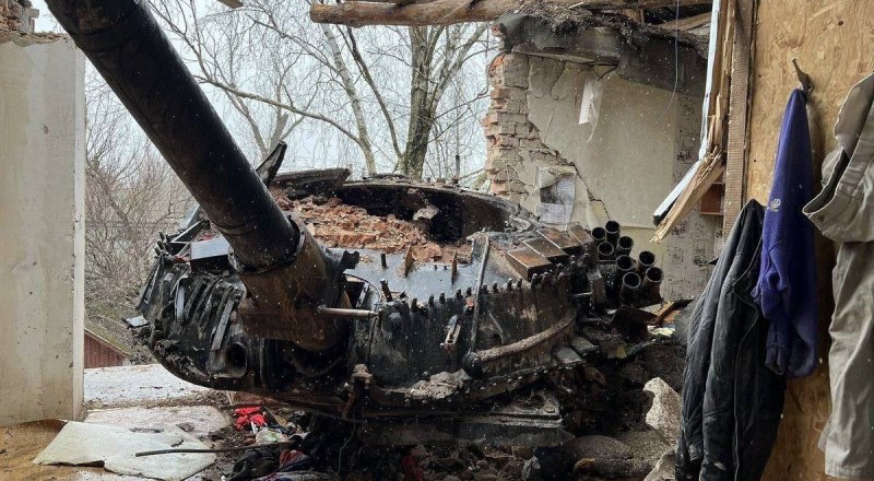 Башня Т-64БВ, улетевшая на второй этаж кирпичного дома в результате детонации боекомплекта.