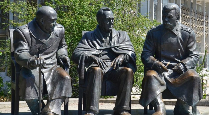 Памятник Уинстону Черчиллю, Франклину Рузвельту и Иосифу Сталину (слева направо) в Ливадии.