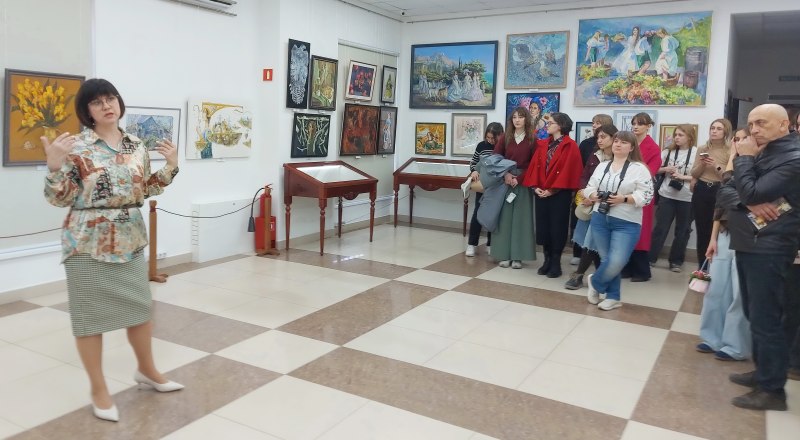 Светлана Глазунова на вернисаже.