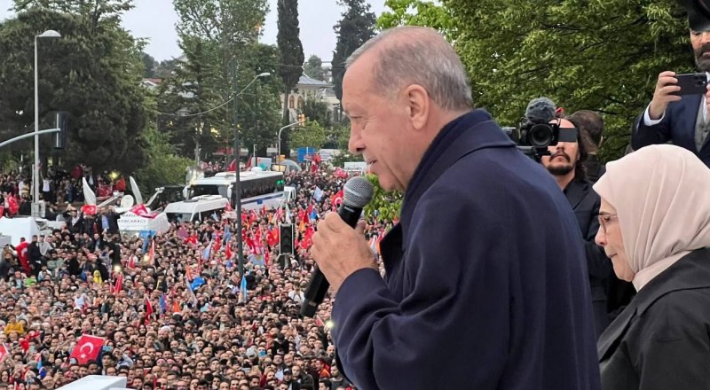 Р. Т. Эрдоган выступил в Стамбуле с речью победителя перед избирателями. 