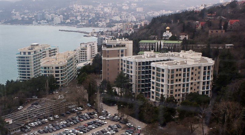 Вот так храм робко выглядывает из-за новых домов, которые, конечно, ни в чём не виноваты.