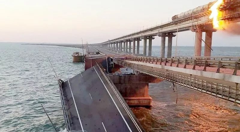 Повреждение опор Крымского моста будет устранено в конце недели, сообщил вице-премьер РФ Марат Хуснуллин.