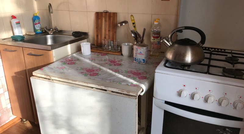 Кухня квартиры в Армянске за 1000 рублей в сутки. Чтобы не расслаблялись тут!