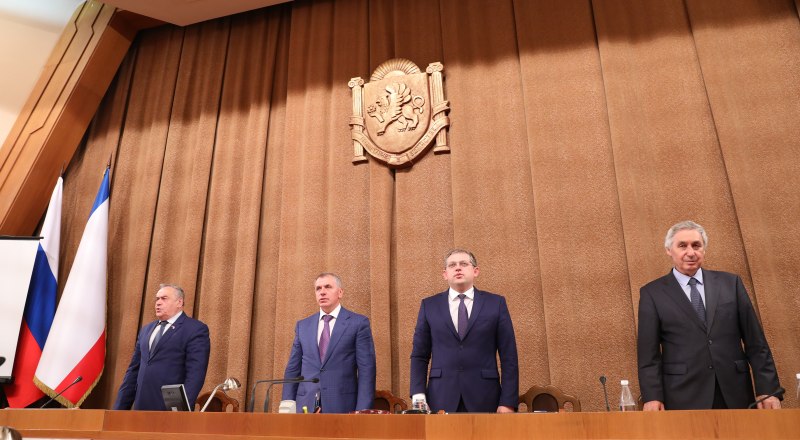 На последнем заседании X сессии Госсовета Республики Крым I созыва. Фото Александра КАДНИКОВА.