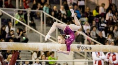 Выступает 14-летняя гимнастка Ксения Клименко из Сургута.
