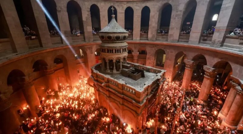 Даст Бог, и сегодня увидим схождение Благодатного огня.