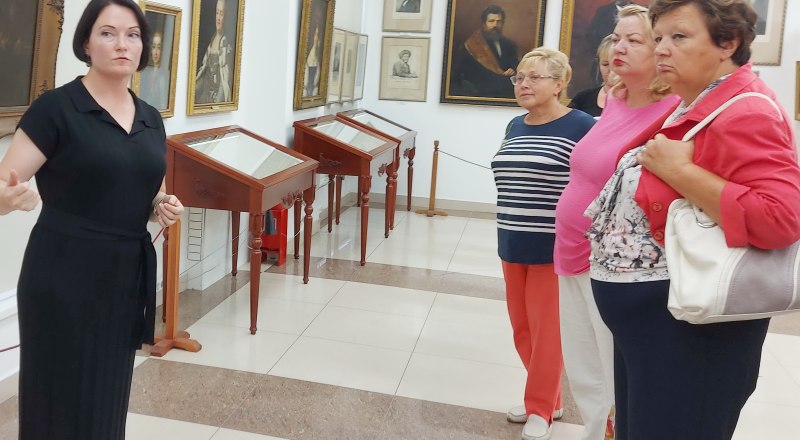 Александра Кугушева проводит первую экскурсию.