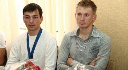 Чемпион России-2014 по велоспорту Михаил Радионов (на снимке справа) и его друг по парным гонкам Сергей Лагкути.