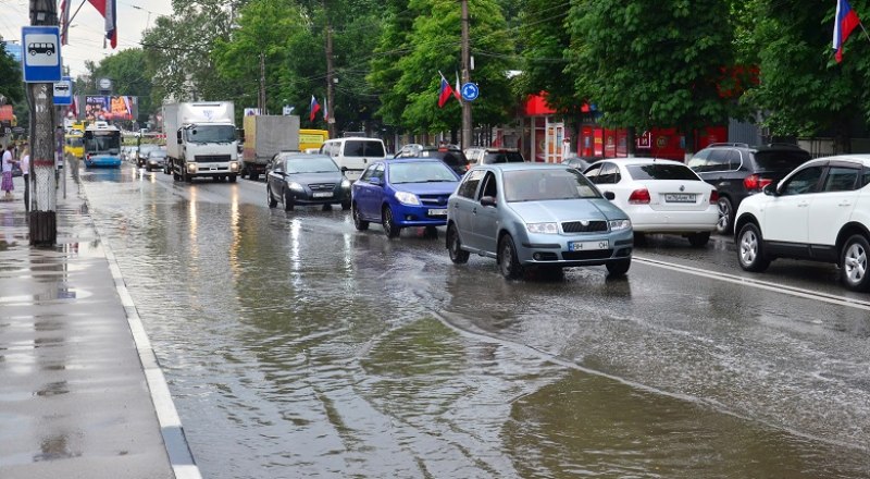 Потопы в крымской столице - это уже печальная традиция. Фото Анны КАДНИКОВОЙ.