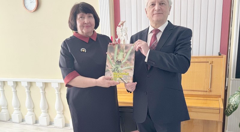 Подарок Константина Ефетова принимает заведующая отделом библиотеки им. И. Франко Ирина Брязгунова.