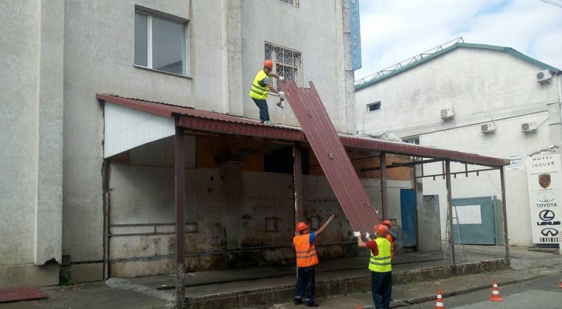 Рабочие демонтируют мойку самообслуживания по переулку Заводскому, 33.
