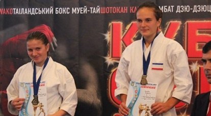 Мастеру спорта России по каратэ Наталье Царёвой (на снимке справа) не привыкать занимать высшую ступеньку на пьедестале почёта.