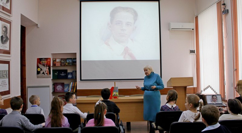 О герое ребятам рассказывает заведующая просветительным отделом музея-заповедника Надежда Макарова. Фото Екатерины Жемановой.