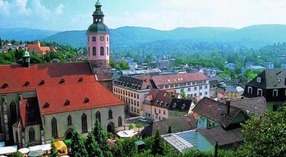 Город в Германии,  расположен по берегам реки Ос на западных склонах Шварцвальда. Население составляет 54 тыс. 