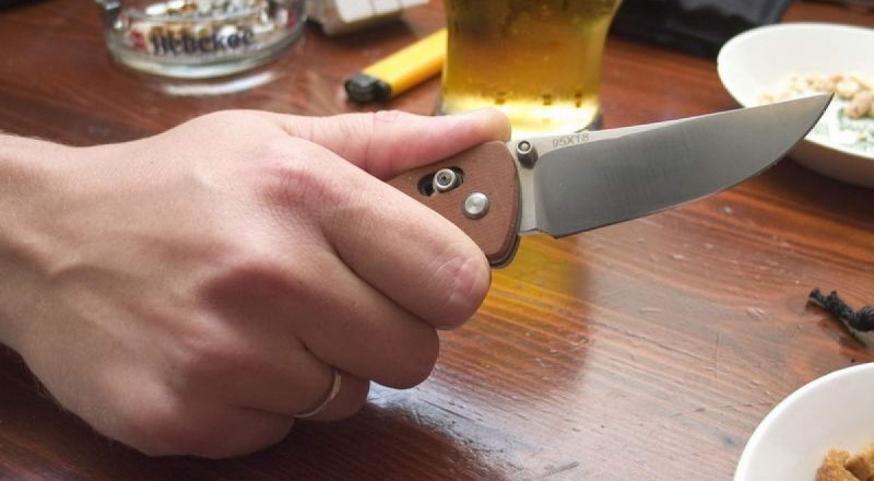 Как показывает практика, выпивать следует подальше от ножей, вилок и других опасных предметов. 