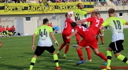 Футболисты из Евпатории (в красных футболках) громят «студентов» из Бахчисарая.