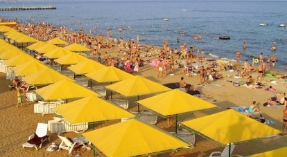 На пляжах Феодосии уже отдохнули сотни тысяч туристов.