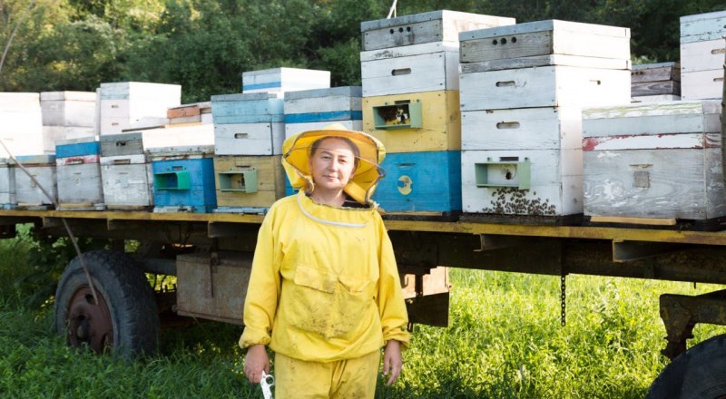Гульзара Мусаева променяла жизнь в городе на пчёл. Фото из личного архива Гульзары МУСАЕВОЙ.