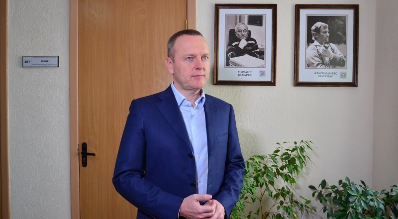 На церемонии расширения Зала славы крымской журналис­тики в КФУ им. В. И. Вернадского. Фото Александра КАДНИКОВА. 