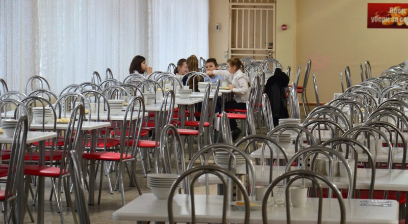 Обеды в школьных столовых накрывают до прихода детей, поэтому к моменту, когда ребёнок сядет за стол, еда становится холодной.