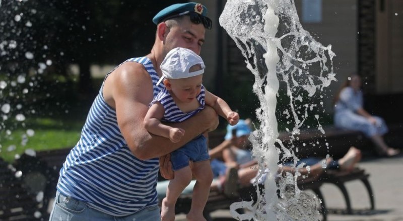 Сегодня виновникам торжества можно всё. Фото Егора АЛЕЕВА / РГ.