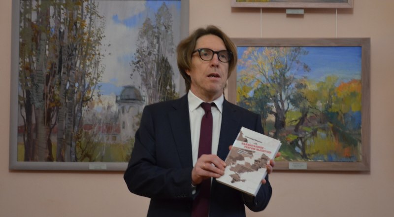  Александр Мащенко с сигнальным экземпляром книги.