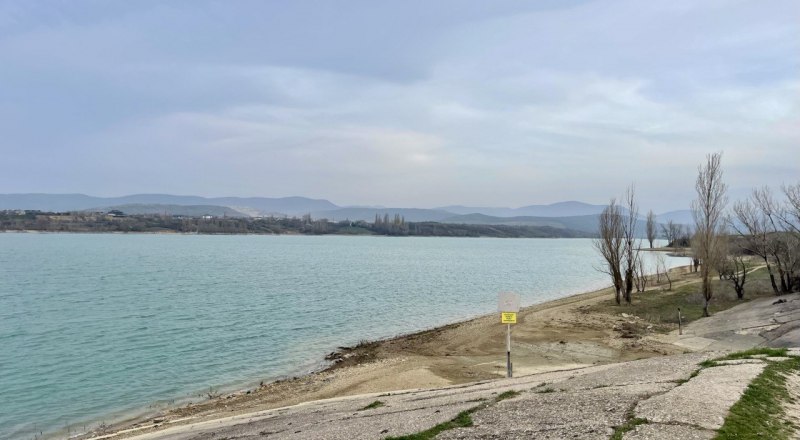 Часть водохранилищ с водой. Например, Белогорское выглядит вполне оптимистично.