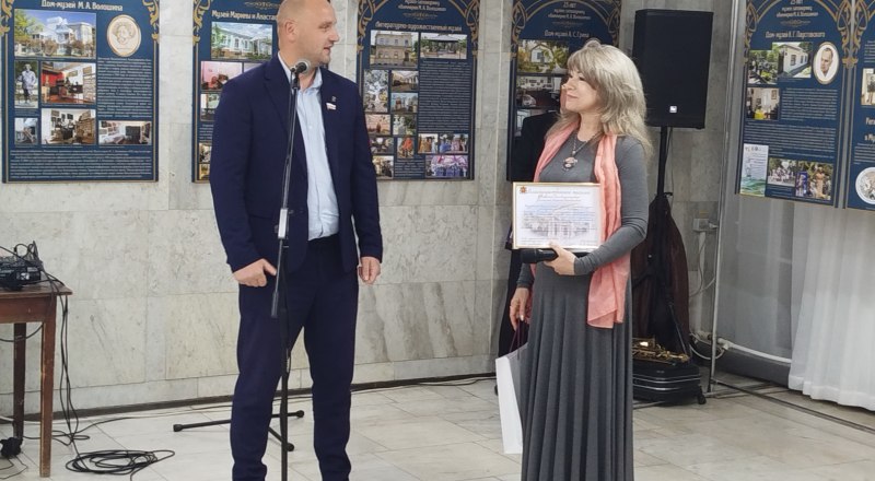 Денис Колесник и Наталия Мирошниченко на вернисаже. Фото Марины Нестеренко.