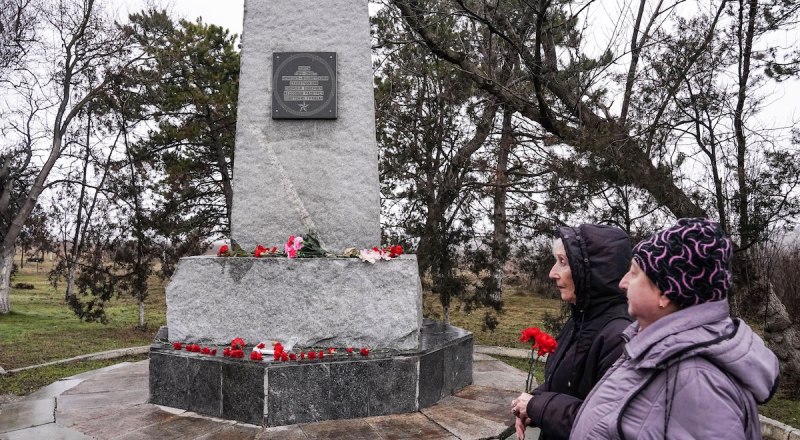 У памятного знака на месте массовых расстрелов. Никто не забыт и ничто не забыто.